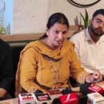नाहन में पारिवारिक विवाद पर पक्ष रखती महिला