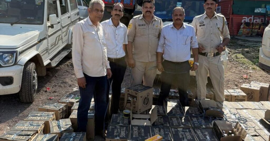 गरामोड़ा में जब्त बीयर की 150 पेटियां और वाहन
