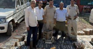 गरामोड़ा में जब्त बीयर की 150 पेटियां और वाहन