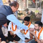 घुमारवीं में भाजपा नेताओं का अनशन समाप्त करवाते जयराम ठाकुर