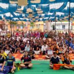 हारचक्कियां में खिलाड़ी छात्राओं के साथ उपमुख्य सचेतक केवल सिंह पठानिया