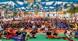 हारचक्कियां में खिलाड़ी छात्राओं के साथ उपमुख्य सचेतक केवल सिंह पठानिया