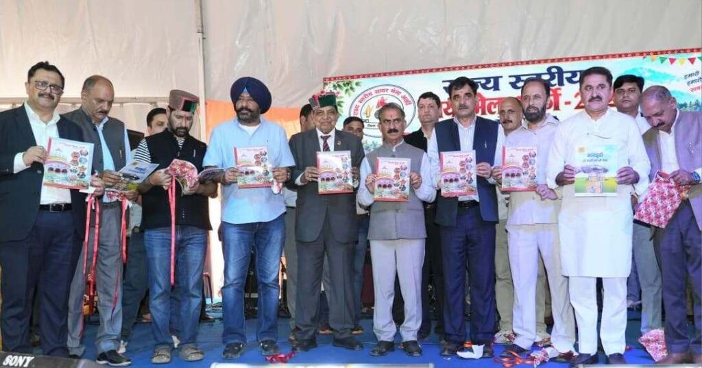 अर्की में चिकित्सकों की भर्ती पर जानकारी देते मुख्यमंत्री सुखविन्द्र सिंह सुक्खू