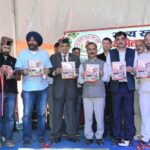 अर्की में चिकित्सकों की भर्ती पर जानकारी देते मुख्यमंत्री सुखविन्द्र सिंह सुक्खू