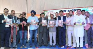अर्की में चिकित्सकों की भर्ती पर जानकारी देते मुख्यमंत्री सुखविन्द्र सिंह सुक्खू