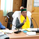 किन्नौर में परियोजना सलाहकार समिति की बैठक करते राजस्व मंत्री जगत सिंह नेगी