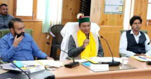 किन्नौर में परियोजना सलाहकार समिति की बैठक करते राजस्व मंत्री जगत सिंह नेगी