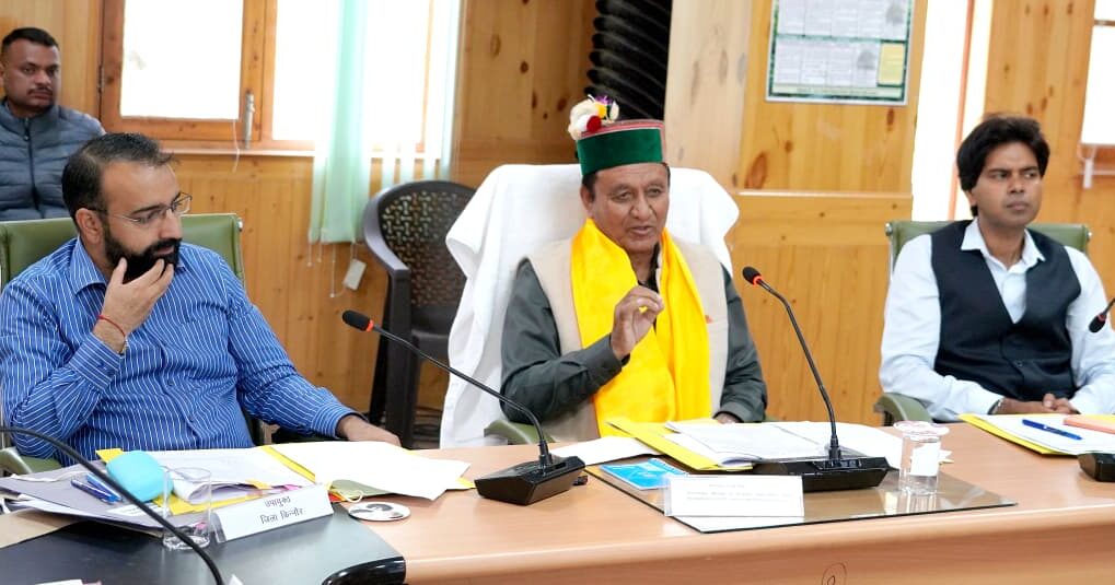 किन्नौर में परियोजना सलाहकार समिति की बैठक करते राजस्व मंत्री जगत सिंह नेगी