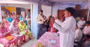 ऊना में बीपीएल पात्रता पर जनसंवाद करते विधायक विवेक शर्मा