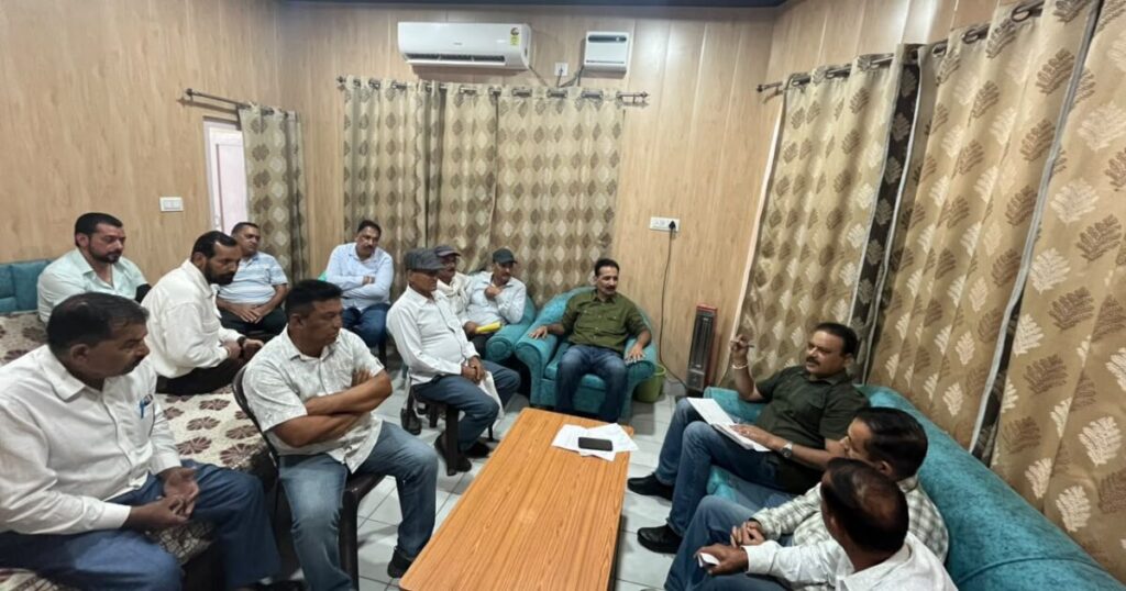 इंदौरा में सहायता राशि के चेक और एफडी प्रदान करते विधायक मलेंद्र राजन