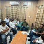 इंदौरा में सहायता राशि के चेक और एफडी प्रदान करते विधायक मलेंद्र राजन