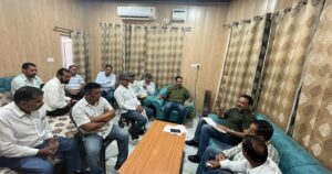 इंदौरा में सहायता राशि के चेक और एफडी प्रदान करते विधायक मलेंद्र राजन