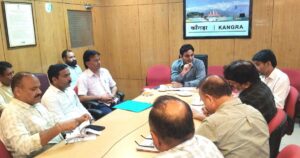कांगड़ा में मॉडल डे बोर्डिंग स्कूलों के निर्माण की समीक्षा बैठक