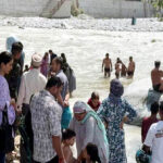 कुल्लू में 20 भादों पर्व पर पवित्र स्नान करते श्रद्धालु