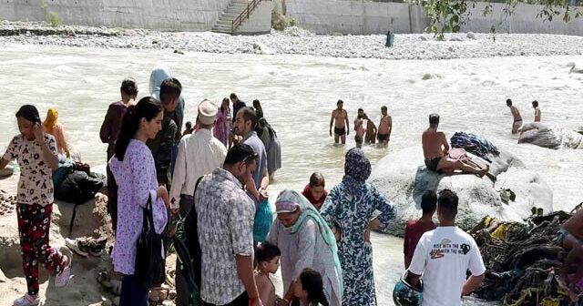 कुल्लू में 20 भादों पर्व पर पवित्र स्नान करते श्रद्धालु