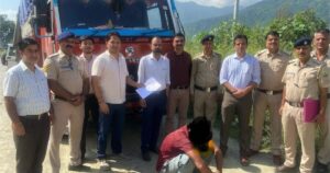 कुल्लू में जब्त की गई अवैध बीयर की पेटियां