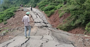 कुमारहट्टी में भूस्खलन से धंसी सड़क और खड्ड में जमा मलबा
