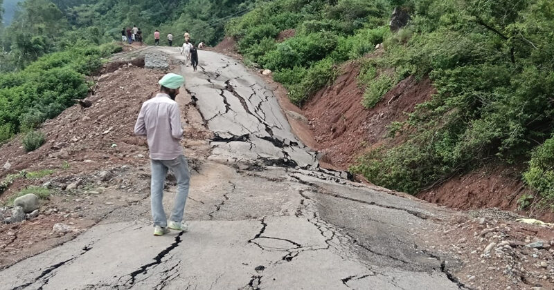 कुमारहट्टी में भूस्खलन से धंसी सड़क और खड्ड में जमा मलबा