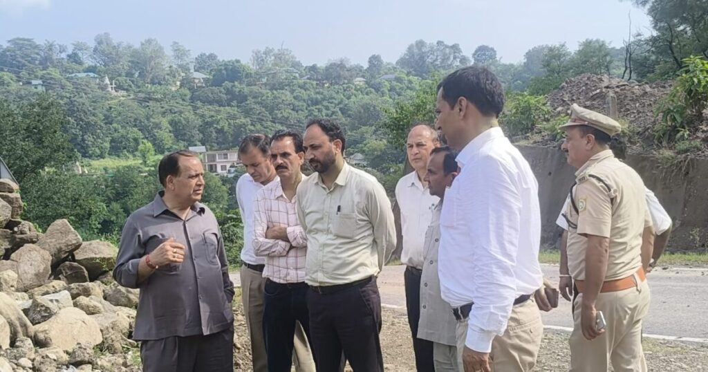 बलाणा-गोला संपर्क मार्ग पर भूस्खलन प्रभावित हिस्से का निरीक्षण