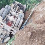 मकड़ोली में खाई में गिरा मिक्सचर ट्रक