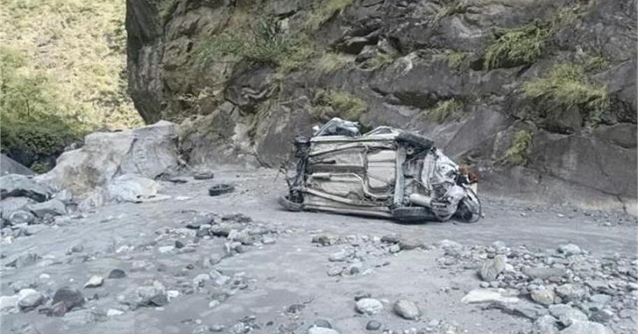 मंगलाड खड्ड के पास एनएच-5 पर कार दुर्घटना