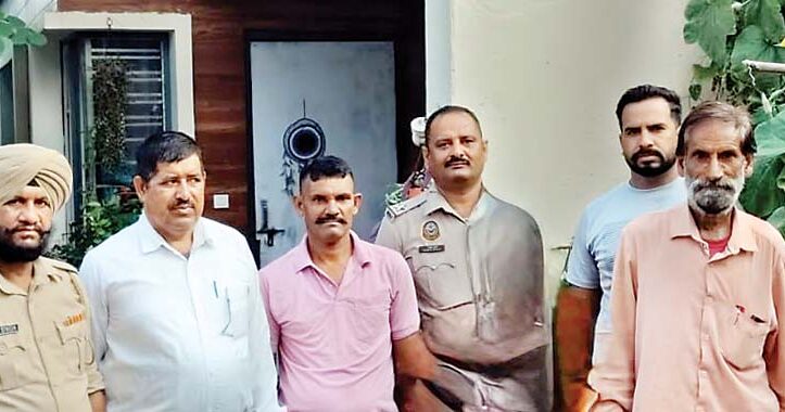 नालागढ़ में संपत्ति फ्रीज करने की कार्रवाई करती बद्दी पुलिस