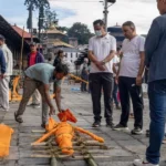 नेपाल बाढ़ में लापता परिजनों के लिए कुश के पुतलों का प्रतीकात्मक अंतिम संस्कार करते परिवार