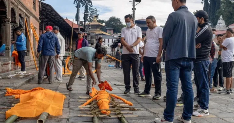 नेपाल बाढ़ में लापता परिजनों के लिए कुश के पुतलों का प्रतीकात्मक अंतिम संस्कार करते परिवार