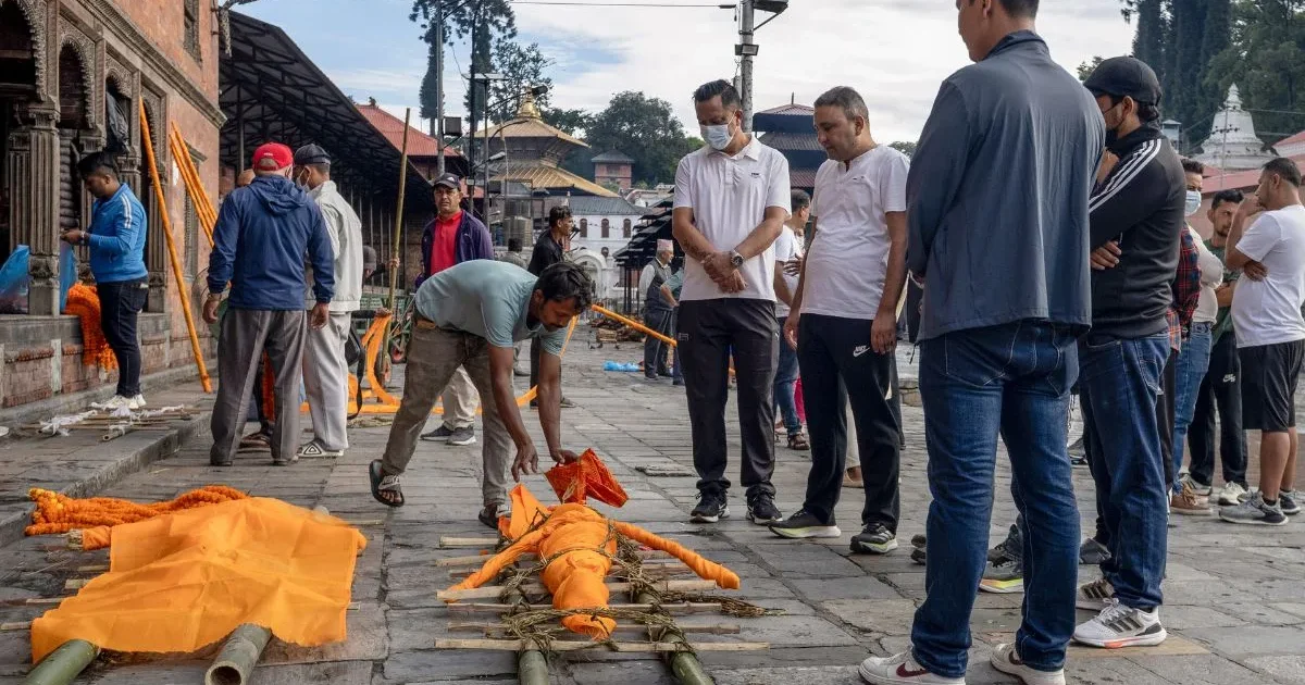 नेपाल बाढ़: शव न मिलने पर कुश के पुतलों का अंतिम संस्कार कर रहे परिवार, 4,216 लोग लापता