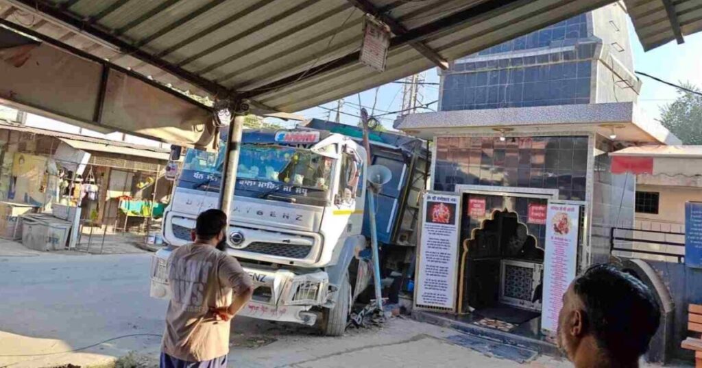 पांवटा साहिब में शनि मंदिर से टकराया अनियंत्रित ट्राला