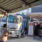 पांवटा साहिब में शनि मंदिर से टकराया अनियंत्रित ट्राला