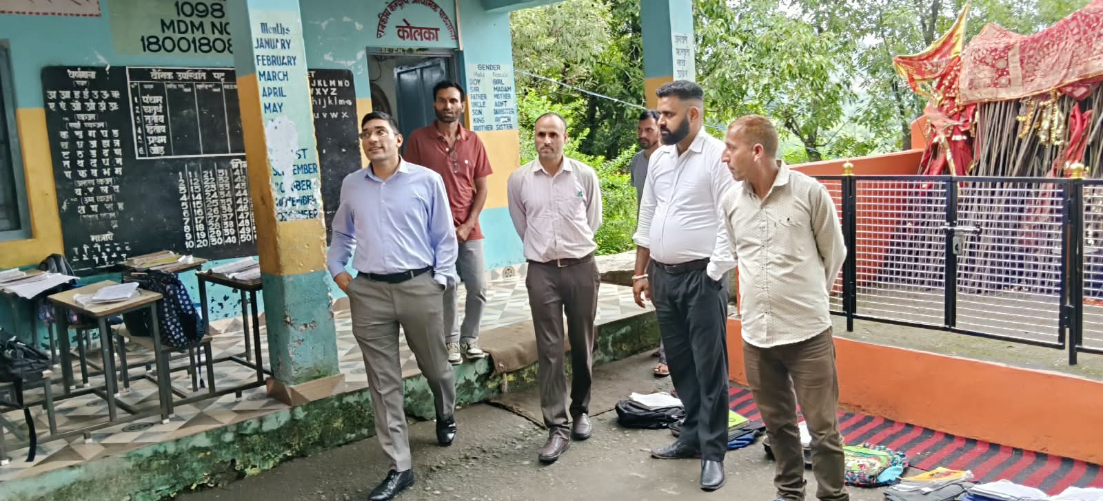 प्रवास: उपायुक्त मुकेश रेपस्वाल ने कोलका क्षेत्र के स्कूलों का किया निरीक्षण