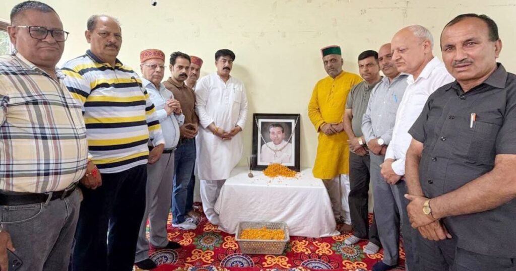 स्व. रामनाथ शर्मा को श्रद्धासुमन अर्पित करते विधायक विवेक शर्मा