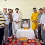 स्व. रामनाथ शर्मा को श्रद्धासुमन अर्पित करते विधायक विवेक शर्मा