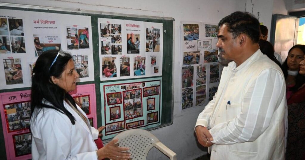 सायर महोत्सव में विकासात्मक प्रदर्शनियों का शुभारंभ करते संजय अवस्थी