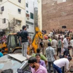 दिल्ली के सत्य निकेतन में ढही इमारत
