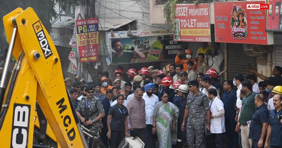 हादसा: सत्य निकेतन में इमारत ढहने के बाद बड़ा कदम, MCD के पांच अधिकारी निलंबित