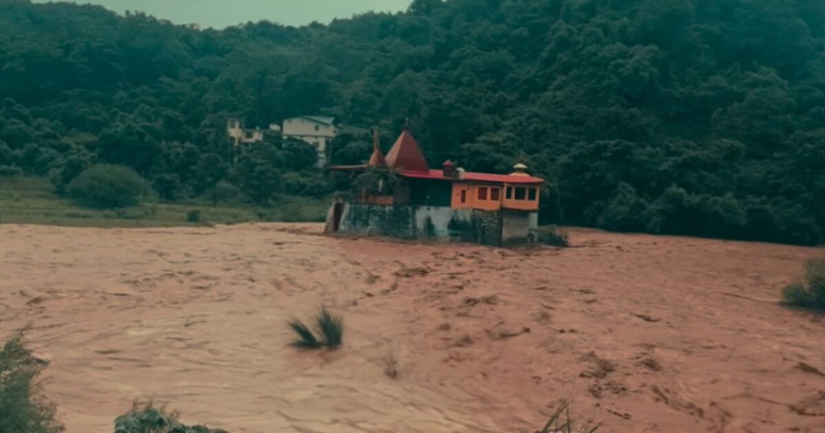 सिरमौर में भारी बारिश से सड़कें जलमग्न, एनएच-07 समेत कई मार्गों पर यातायात बाधित