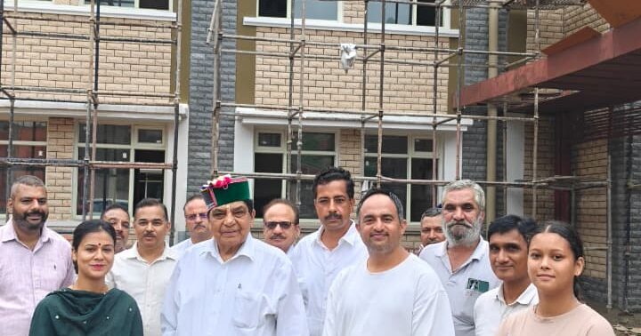 सोलन में 200 करोड़ रुपये से बन रहे 200 बिस्तर वाले अस्पताल का डॉ. शांडिल ने लिया जायजा
