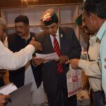 सोलन में कचरा संग्रह ई-रिक्शा को रवाना करते डॉ. धनीराम शांडिल