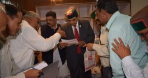 सोलन में कचरा संग्रह ई-रिक्शा को रवाना करते डॉ. धनीराम शांडिल