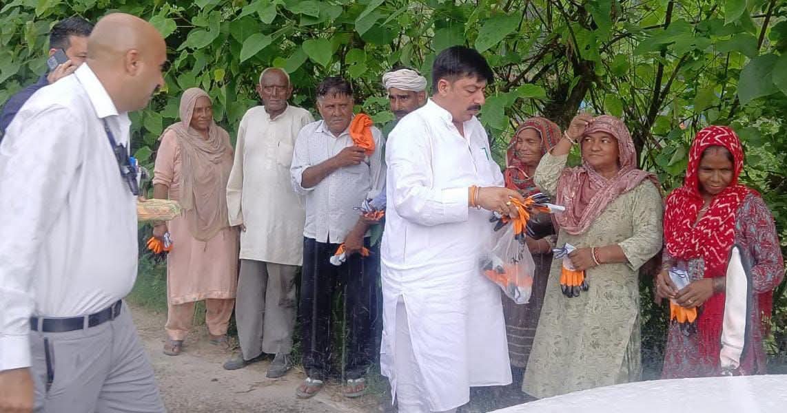 बदोली में मनरेगा मजदूरों से मिले विधायक विवेक शर्मा, समस्याएं सुनकर बांटे ग्लव्ज