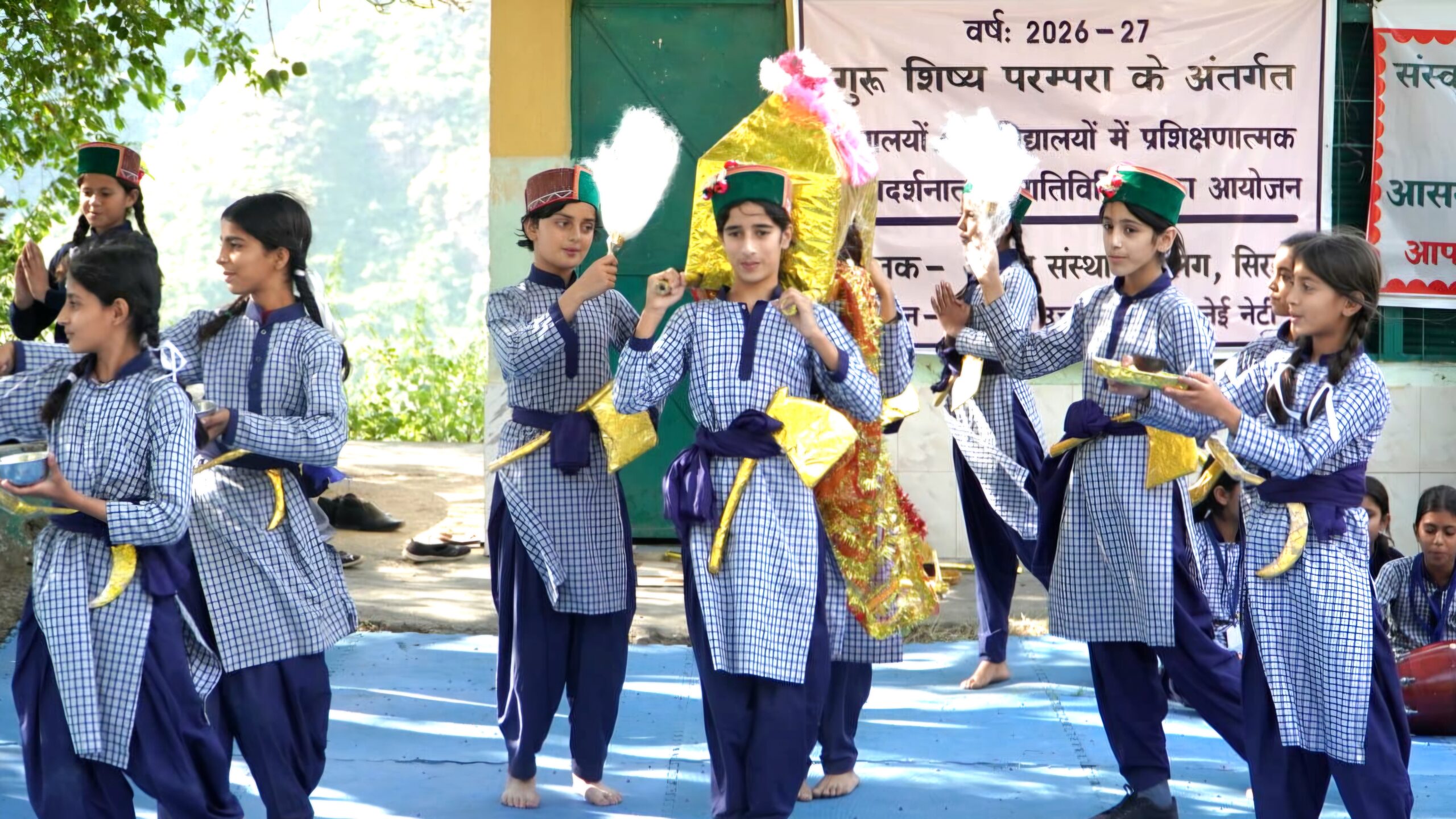 नेई-नेटी स्कूल में गूंजे सिरमौरी लोकगीत, आसरा के कलाकारों ने विद्यार्थियों को सिखाए लोक नृत्य के गुर