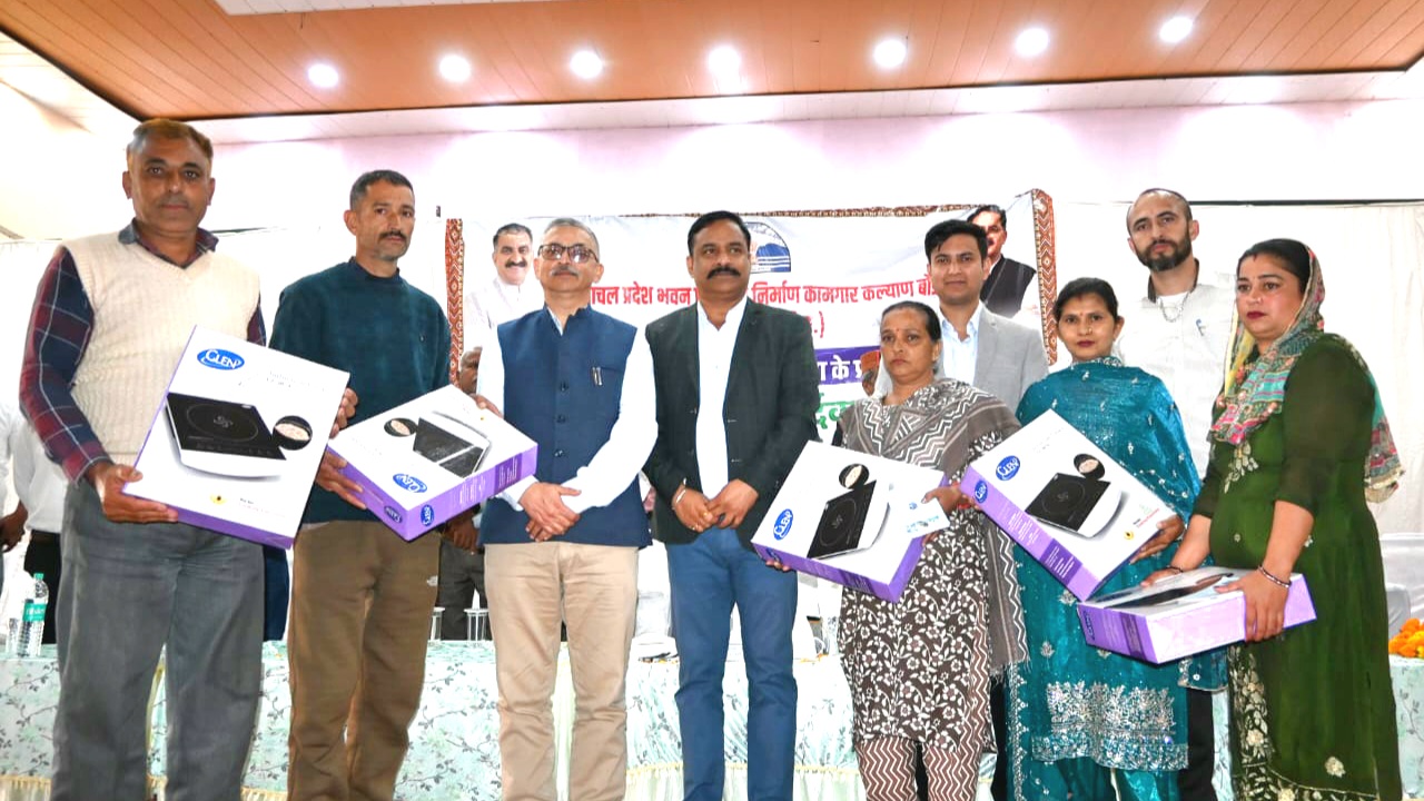 नाहन में निर्माण श्रमिकों के लिए जागरूकता शिविर, पात्र लाभार्थियों को बांटे इंडक्शन हीटर