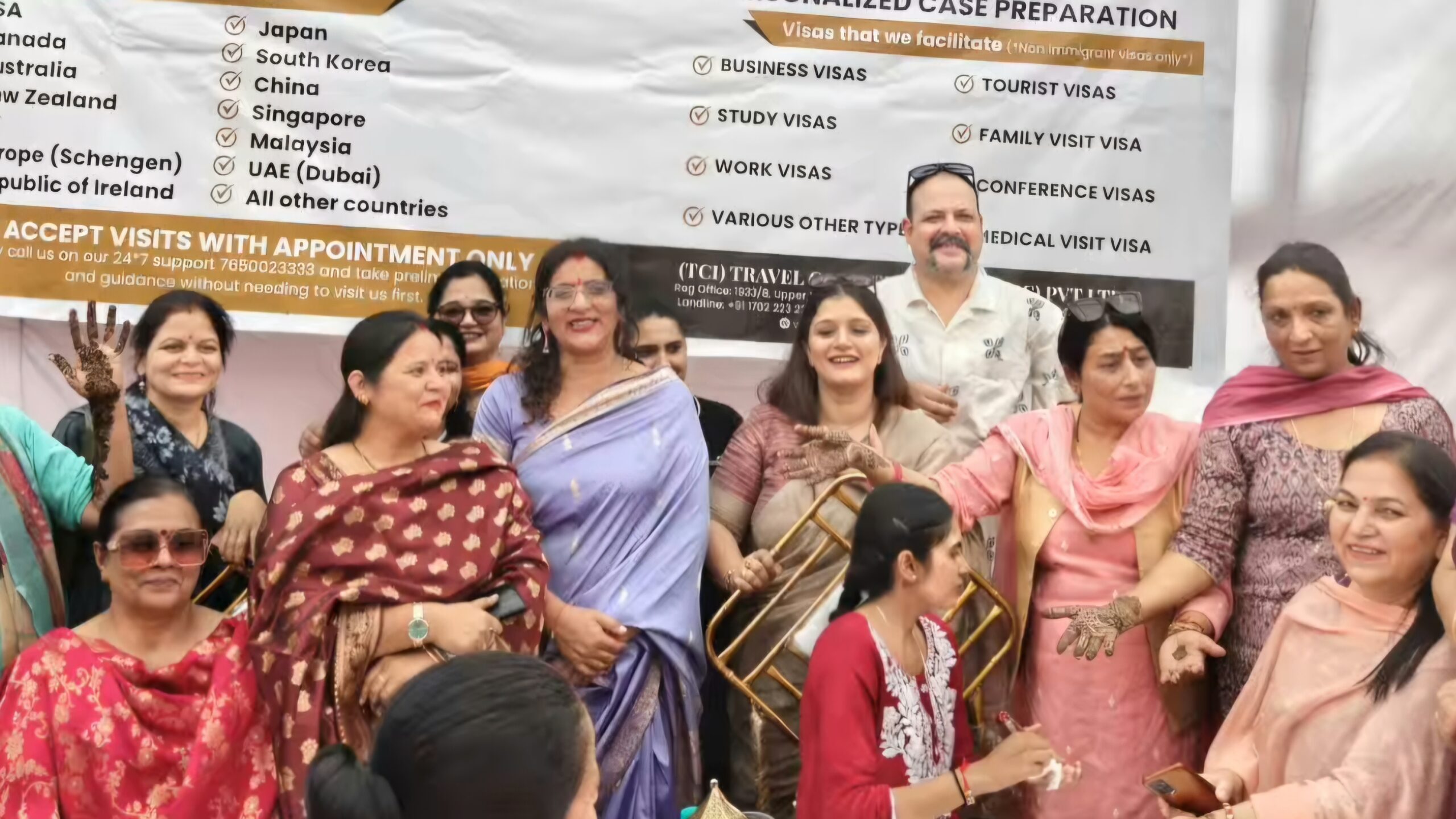 करवा चौथ पर मेहंदी के रंगों के बीच स्वावलंबन का संदेश, उपमा धीमान ने प्रशिक्षित युवतियों को दिया हुनर दिखाने का मंच