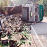 देहरा में सड़क पर पलटा बीयर से लदा ट्रक