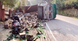 देहरा में सड़क पर पलटा बीयर से लदा ट्रक