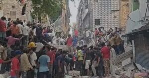 दिल्ली के सीमापुरी में पांच मंजिला इमारत ढहने के बाद बचाव अभियान