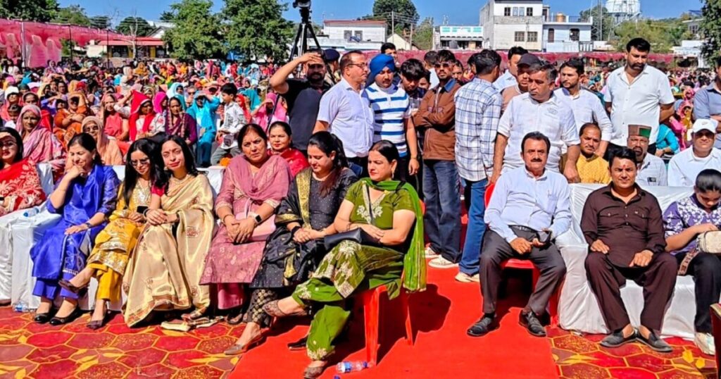 अम्ब के नारी सम्मान महोत्सव में शामिल महिलाएं