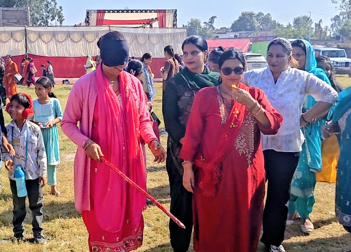 अम्ब के नारी सम्मान महोत्सव में प्रतिभाशाली बेटियां सम्मानित, महिलाओं ने प्रतियोगिताओं में दिखाया हुनर